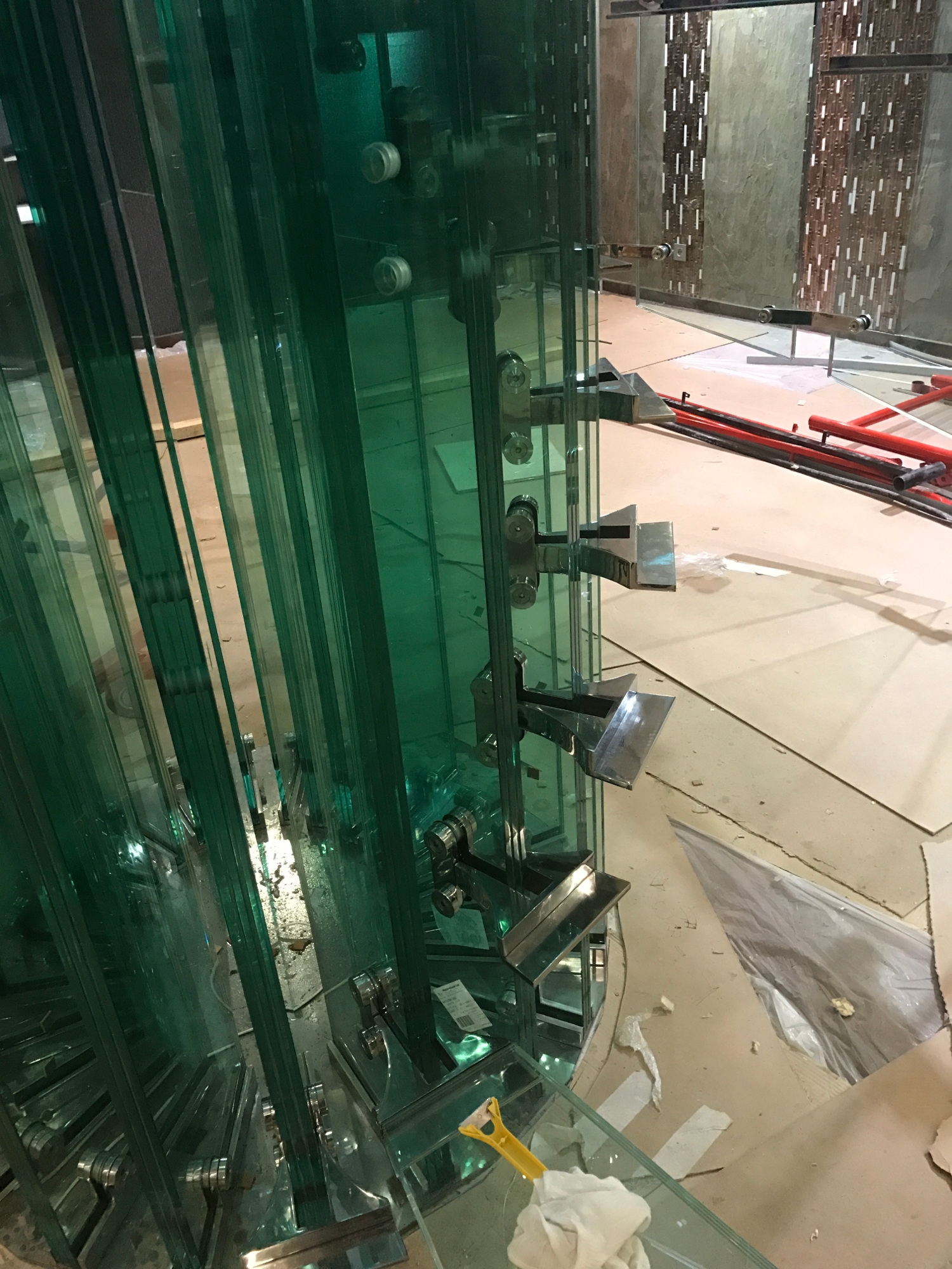 Фурнитура из полированной нержавеющей стали для стеклянной лестницы
