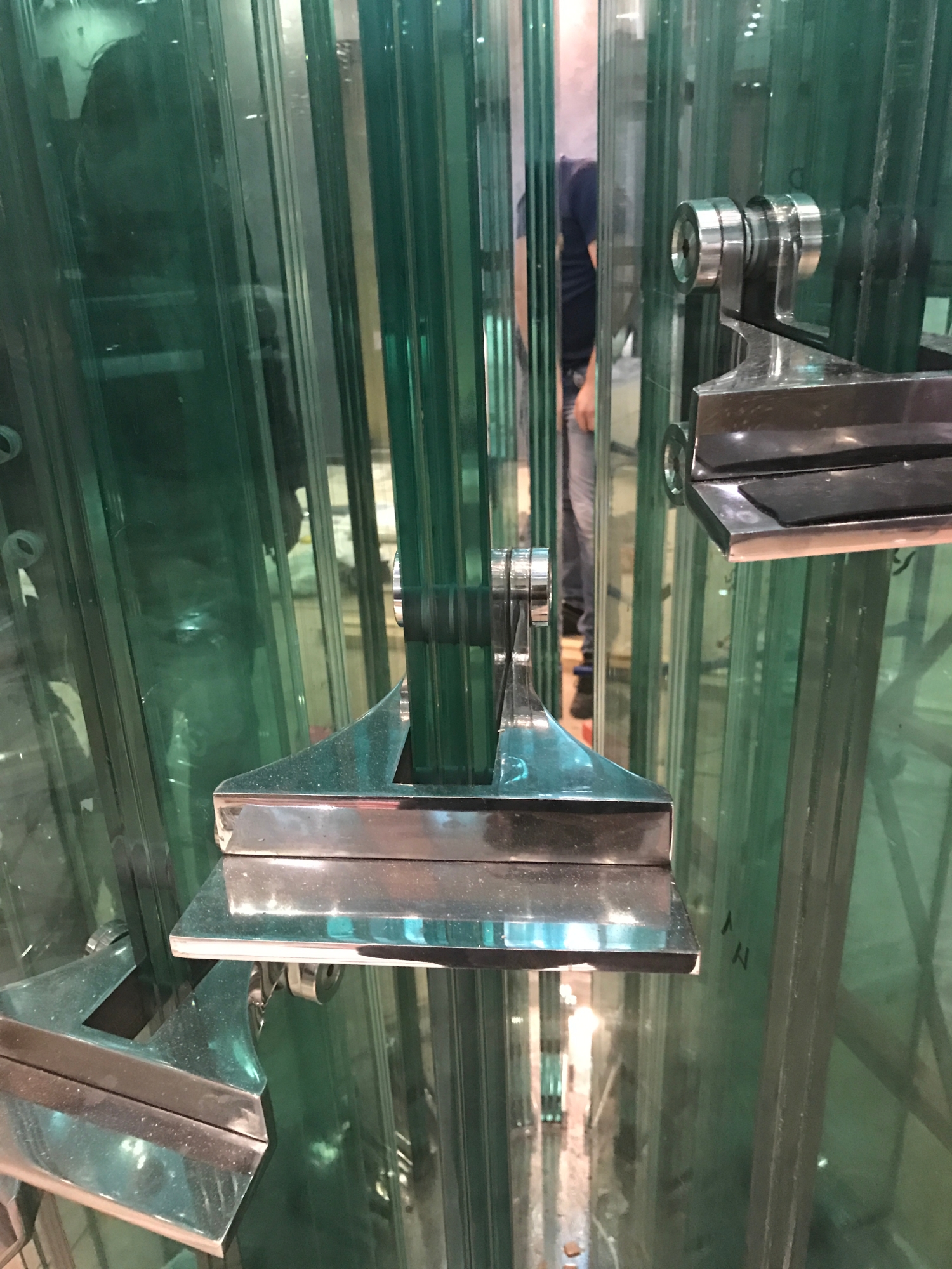 Фурнитура из полированной нержавеющей стали для стеклянной лестницы
