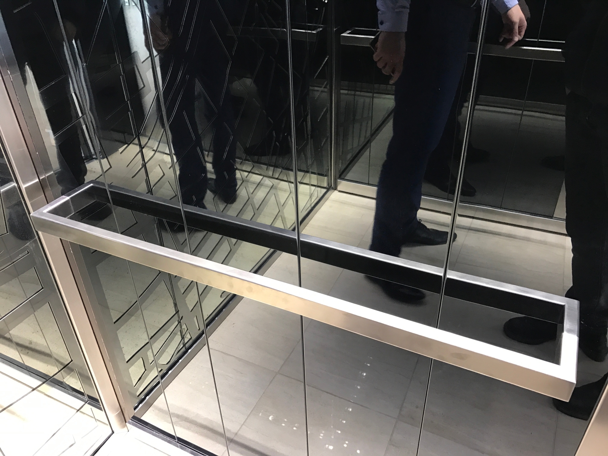 Поручни в лифтовых кабинах