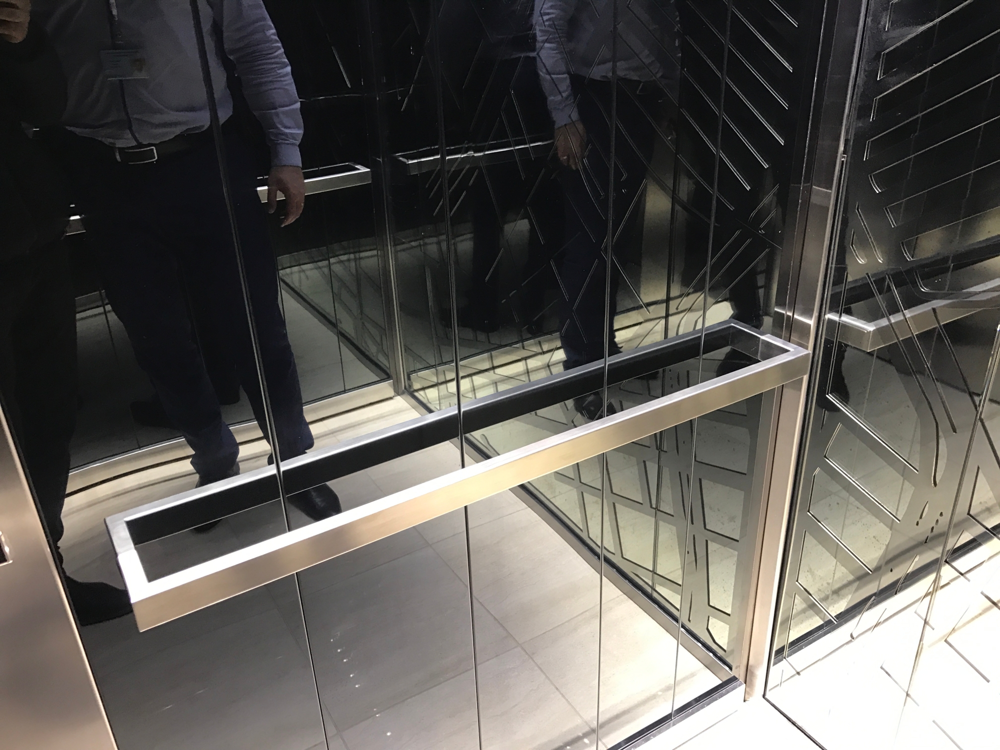 Поручни в лифтовых кабинах