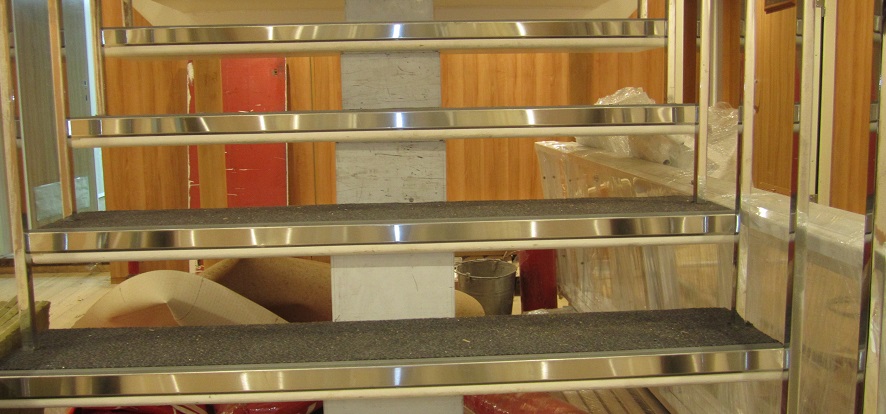 Декорация лестницы элементами из нержавеющей стали
